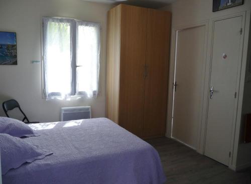 une chambre avec un lit blanc et une fenêtre dans l'établissement chez patrick et dany, à Jonzac