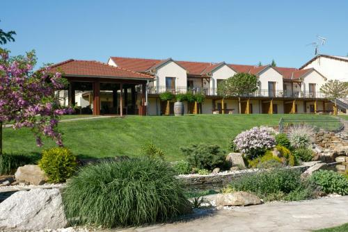 ein Haus mit Garten davor in der Unterkunft Penzion Včelařský Dvůr in Lednice