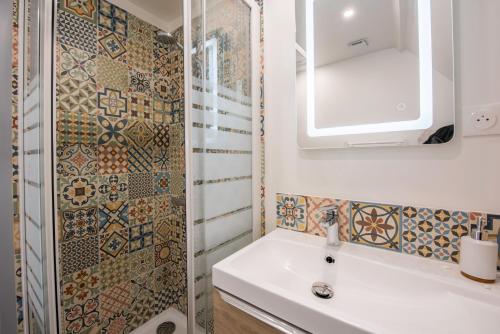 W łazience znajduje się umywalka i prysznic. w obiekcie El arco iris entre port et plage w mieście Dieppe
