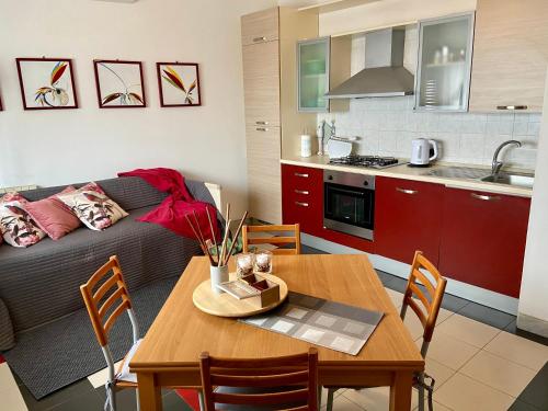タオルミーナにあるVilla Centaurea Apartment with private parkingのリビングルーム、キッチン(テーブル、ソファ付)