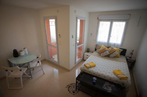 - une chambre avec un lit, une table et une table dans l'établissement l'Or dans la Mer, à Nice