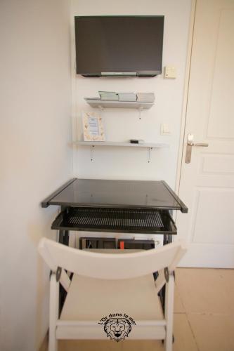 Cette chambre comprend un bureau et une télévision murale. dans l'établissement l'Or dans la Mer, à Nice