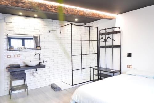 baño con lavabo y pared de ladrillo blanco en Luxury Pintoreria Vitoria, en Vitoria-Gasteiz