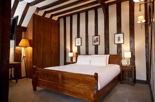 Tempat tidur dalam kamar di Bull Hotel by Greene King Inns