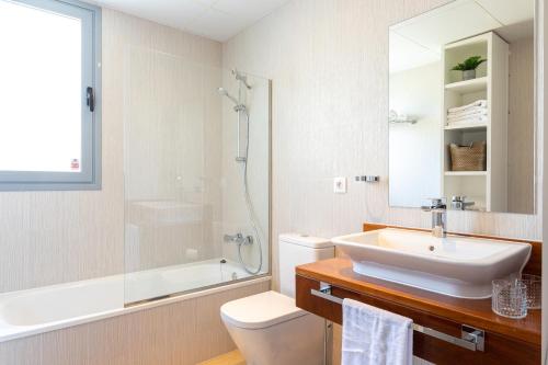 Kylpyhuone majoituspaikassa Janssun Cabopino Luxury Apartment by GHR Rentals
