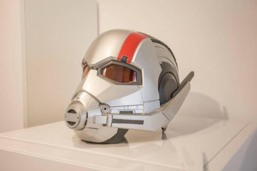 un casque de guerre des étoiles sur une étagère dans l'établissement GregBnb - Centre Ancien - T2 Street Art - Wifi, à Toulon