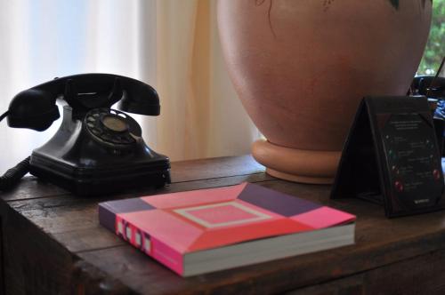 a phone and a book on a table at Posada Borravino in Chacras de Coria