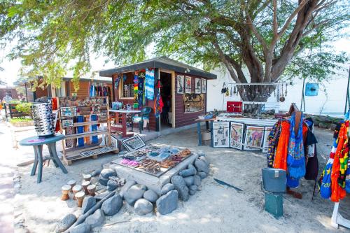 a small store with a table and a tree at Oasis Belorizonte in Santa Maria