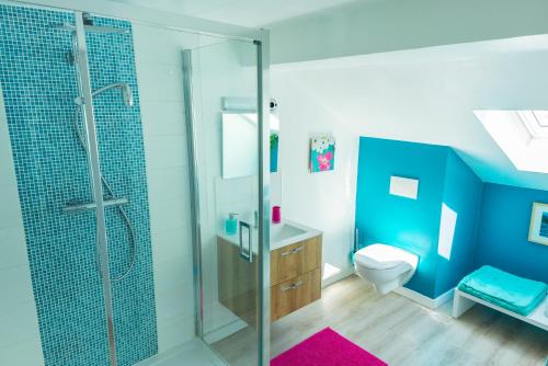 une salle de bain avec une douche en verre et des toilettes dans l'établissement Escale à Épernay, à Épernay