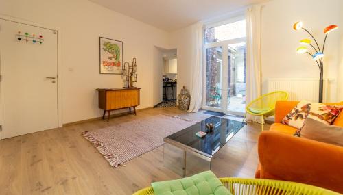 een woonkamer met een bank en een tafel bij Lyves Two in Luik