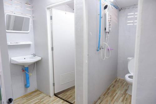 Un baño con ducha, lavabo e inodoro. en Baan Rai Pray Rung Kaeng Krachan, en Ban Tha Ling Lom