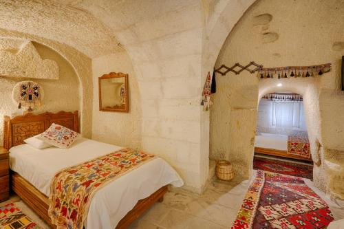 Una cama o camas en una habitación de Tulip Cave Suites