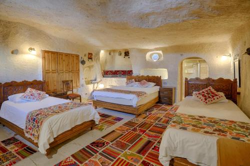 Postel nebo postele na pokoji v ubytování Tulip Cave Suites