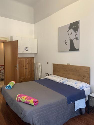 a bedroom with a bed with a pillow on it at Archie's House in Venice
