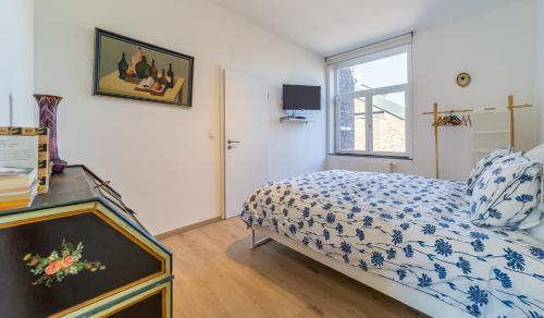 a bedroom with a bed and a window at Lyves Two in Liège