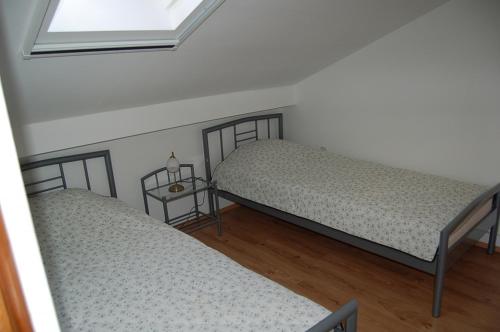2 aparte bedden in een kamer met een raam bij Apartment in Privlaka with Terrace, Air conditioning, Wi-Fi, Washing machine (4839-1) in Privlaka