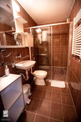 Un baño de Apartments Passage