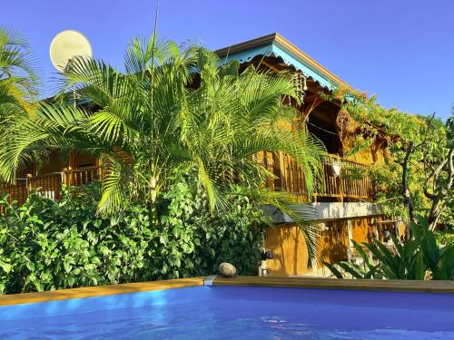 德賽的住宿－Villa Nature caraïbe lodge, vue mer, piscine privée，大楼前带游泳池的房子