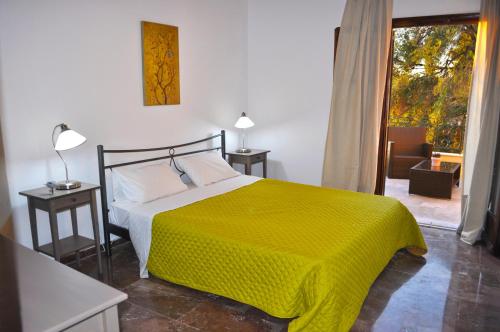 Кровать или кровати в номере Holiday House Angelos C on Agios Gordios Beach