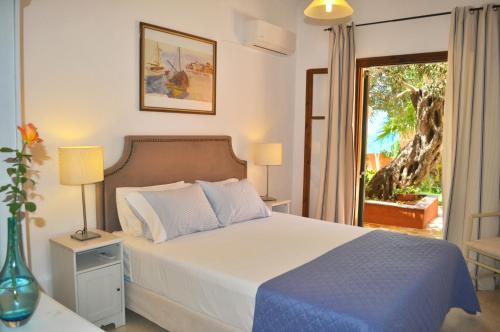 Postel nebo postele na pokoji v ubytování Holiday House Angelos D on Agios Gordios Beach