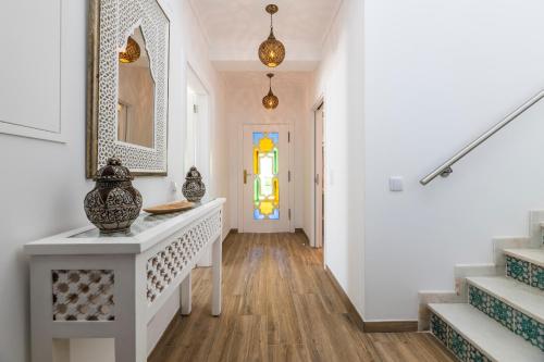 Imagem da galeria de Riad Matias Galé - Luxury Villa with private pool, AC, free wifi, 5 min from the beach na Guia