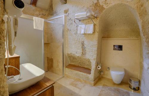 Un baño de Tulip Cave Suites