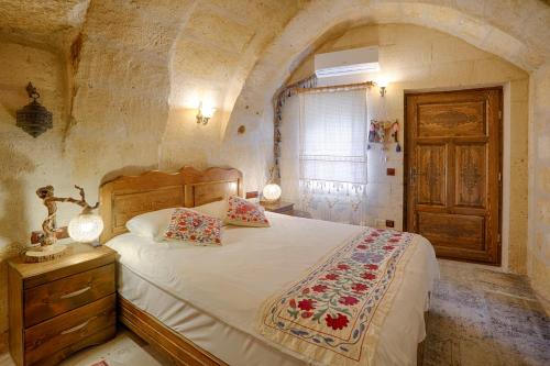 Una cama o camas en una habitación de Tulip Cave Suites