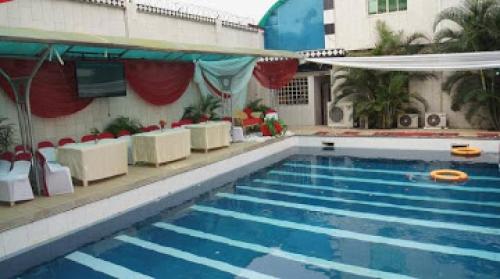 拉各斯Royal View Hotel Suite的一个蓝色海水的大型游泳池