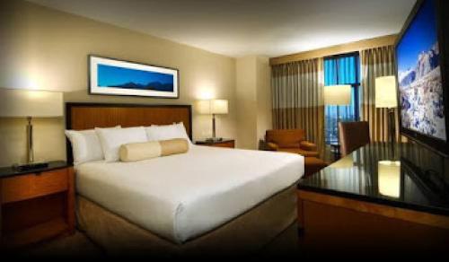 拉各斯Royal View Hotel Suite的酒店房间有一张白色的大床和一扇窗户