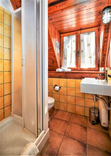 Bilik mandi di Apartamentos Aran