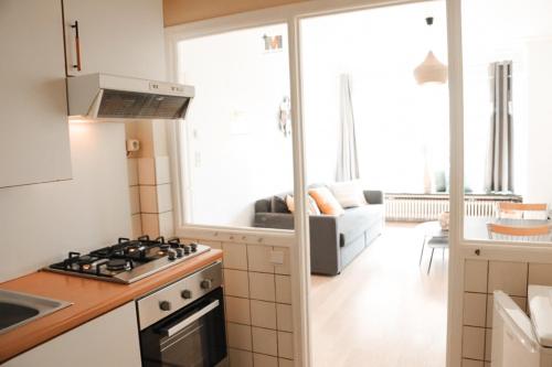 Una cocina o cocineta en Zonnig & gezellig appartement centrum Oostende