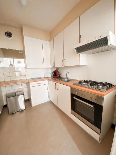 Una cocina o cocineta en Zonnig & gezellig appartement centrum Oostende