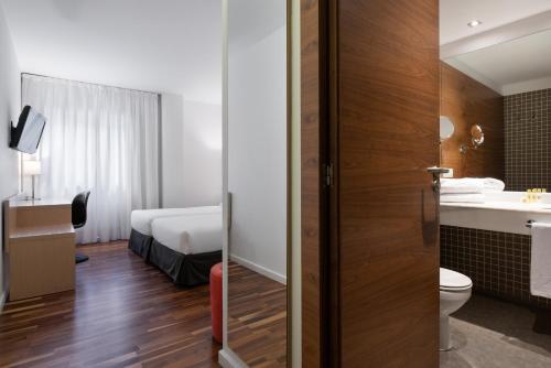 a hotel room with a toilet and a sink at Eurostars Marqués de Vallejo in Logroño