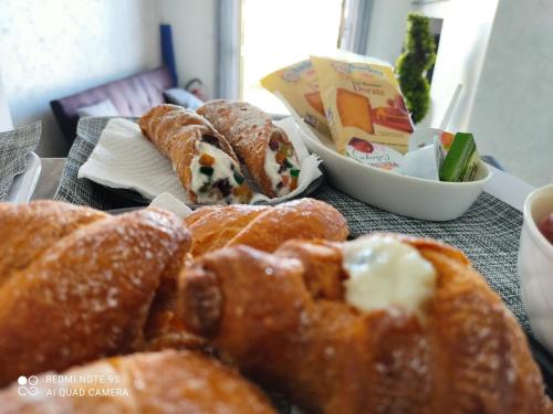 B&B Le Ninfe في سانتا دومينيكا: وجود حفنة من المعجنات على طاولة