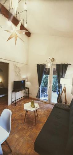 un salon avec un canapé et une table dans l'établissement Le Jardin des Alpilles, à Eyguières