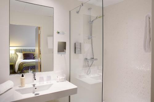 Ένα μπάνιο στο Best Western Plus Paris Meudon Ermitage
