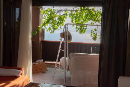 Cette chambre dispose d'une fenêtre avec un arbre et une échelle. dans l'établissement Tajo VIllas, à Athani