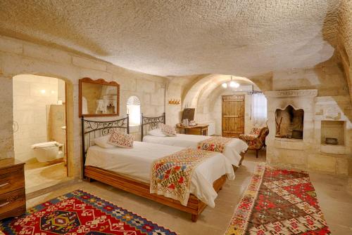 Una cama o camas en una habitación de Tulip Cave Suites