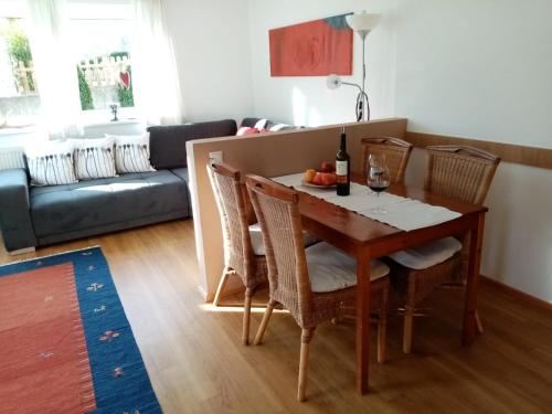 uma sala de estar com uma mesa com cadeiras e um sofá em Landhaus Barbara em Hippach