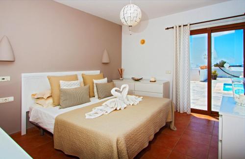 a bedroom with a bed with a view of the ocean at Las Chimeneas in Playa Blanca