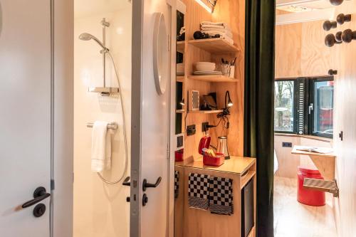 baño pequeño con ducha y lavamanos en SWEETS - Omvalbrug en Ámsterdam