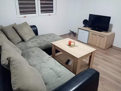 uma sala de estar com um sofá e uma mesa em Dany Apartments em Gevgelija