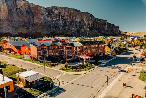 una vista aérea de una ciudad con una montaña en el fondo en Chalten Suites Hotel en El Chaltén