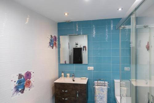 a bathroom with a sink and a mirror at Apartamento Puerto Deportivo in Estepona