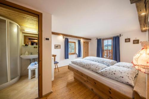 a bedroom with two beds and a sink at Ferienwohnung Enzian Nusserhof in Avelengo