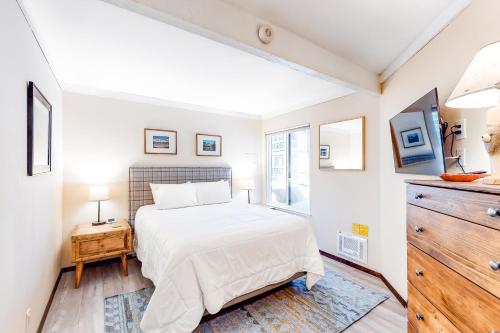 マンモス・レイクスにあるSherwin Villas B13の白いベッドルーム(ベッド1台、窓付)