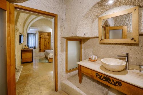 Koupelna v ubytování Design Cave Hotel