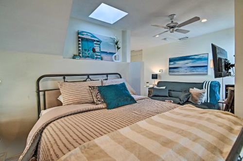 Un pat sau paturi într-o cameră la Ocean Grove Studio with AandC, 300 Feet to Beach!