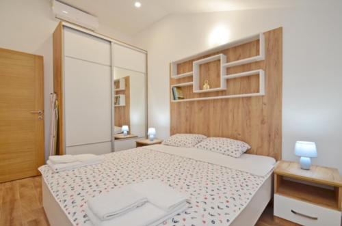 - une chambre avec un grand lit blanc dans l'établissement Nikola Lux apartments, à Muo