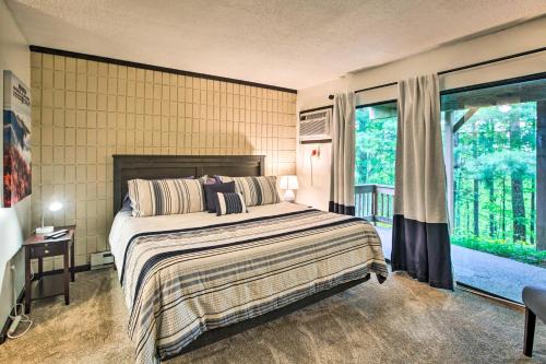 1 dormitorio con cama y ventana grande en Cozy Wintergreen Resort Condo Walk to Ski Lifts! en Lyndhurst